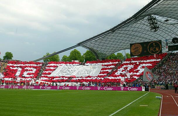Die Fans der Bayern haben sich für das letzte Spiel im Münchner Olympiastadion eine ganz besondere Choreographie einfallen lassen um die Meisterschaft würdig zu feiern. Die Fans der Bayern haben sich für das letzte Spiel im Münchner Olympiastadion eine ganz besondere Choreographie einfallen lassen um die Meisterschaft würdig zu feiern.