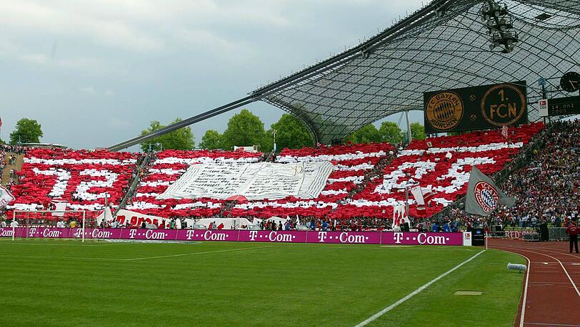 Die Fans der Bayern haben sich für das letzte Spiel im Münchner Olympiastadion eine ganz besondere Choreographie einfallen lassen um die Meisterschaft würdig zu feiern. Die Fans der Bayern haben sich für das letzte Spiel im Münchner Olympiastadion eine ganz besondere Choreographie einfallen lassen um die Meisterschaft würdig zu feiern.