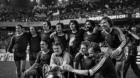 Den Henkelpott erfolgreich verteidigt: Die Bayern-Elf im Pariser Prinzenpark, in dem Franz "Bulle" Roth (1.o.l.) in der 72. Minute mit seinem Führungstreffer gegen Leeds United den Weg zum erneuten Triumph im Landesmeister-Pokal ebnet.