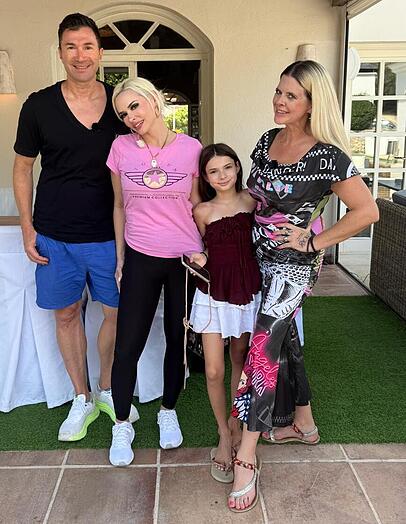 Lucas Cordalis und Daniela Katzenberger unterstützen Tochter Sophia in ihrem Wunsch, für die Münchner Designerin Pia Bolte (re.) über den Catwalk zu laufen.