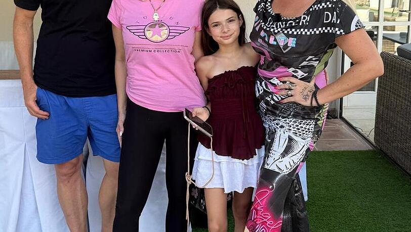 Lucas Cordalis und Daniela Katzenberger unterstützen Tochter Sophia in ihrem Wunsch, für die Münchner Designerin Pia Bolte (re.) über den Catwalk zu laufen. Lucas Cordalis und Daniela Katzenberger unterstützen Tochter Sophia in ihrem Wunsch, für die Münchner Designerin Pia Bolte (re.) über den Catwalk zu laufen.