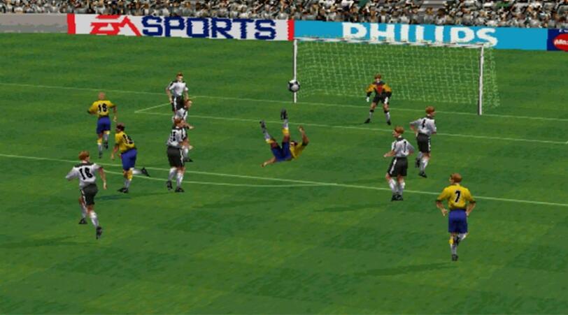 Mit Blurs "Song 2" bekam "FIFA 98" erstmals einen Titelsong spendiert, zudem hielt die Abseitsregel Einzug in die virtuelle Welt, in der die Strenge des Schiris per Schieberegel beeinflusst werden konnte. Für Aufsehen sorgten 16 authentische Stadien. Heute ulkig: Schon damals attestierten Spiele-Magazine dem Treiben auf dem Platz eine Ähnlichkeit mit Fernsehübertragungen. Mit Blurs "Song 2" bekam "FIFA 98" erstmals einen Titelsong spendiert, zudem hielt die Abseitsregel Einzug in die virtuelle Welt, in der die Strenge des Schiris per Schieberegel beeinflusst werden konnte. Für Aufsehen sorgten 16 authentische Stadien. Heute ulkig: Schon damals attestierten Spiele-Magazine dem Treiben auf dem Platz eine Ähnlichkeit mit Fernsehübertragungen.