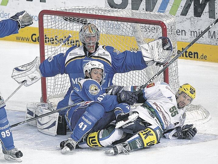 Seine Saison ist mit an Sicherheit grenzender Wahrscheinlichkeit beendet: EHC-Kapitän Andi Raubal (lMitte, am Boden).
