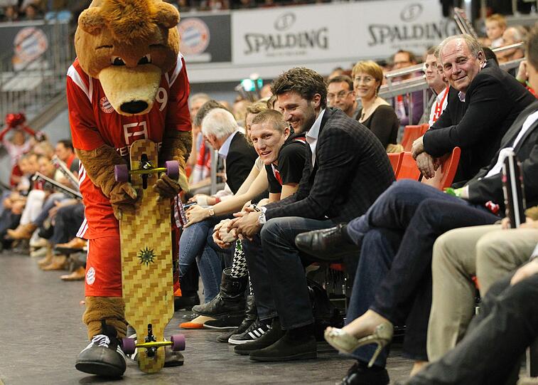 Bayerns Basketballer siegen im Derby gegen Würzburg und setzen sich weiter im oberen Tabellendrittel fest - auch dank der prominenten Unterstützung durch die Fußballabteilung - die besten Bilder aus dem Audi Dome.