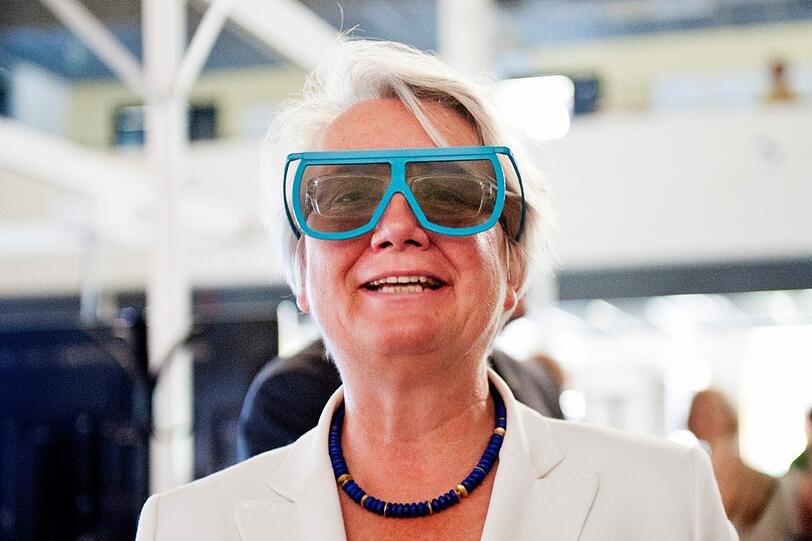 Mit dem neuen Forschungsflugzeug HALO will
Deutschland in der Energie- und Klimaforschung neue Maßstäbe setzen.
Am Montag übergab Bundesforschungsministerin Annette Schavan (CDU)
HALO im Deutschen Zentrum für Luft- und Raumfahrt (DLR) im Weßlinger
Ortsteil Oberpfaffenhofen im Landkreis Starnberg an die
Wissenschaft.