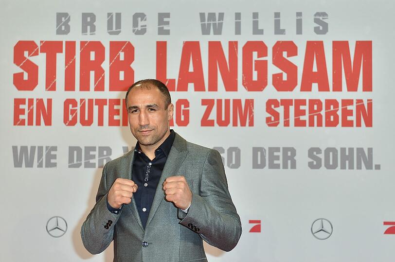 Noch ein harter Kerl:  Boxer Arthur Abraham auf dem Roten Teppich zur Premiere von "Stirb langsam - Ein guter Tag zum Sterben" am Montagabend in Berlin.