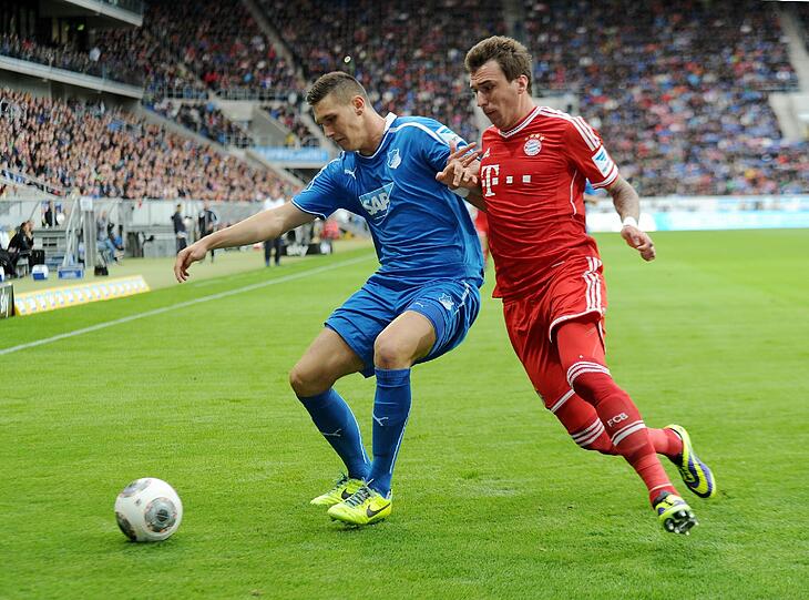 MARIO MANDZUKIC: NOTE 3
Der Torjäger mit schlechter Schusstechnik nach Alaba-Pass (18.) - daneben. Dann macht er &ndash; halb passiv, halb aktiv &ndash; sein achtes Saisontor. Als Ballabfälscher in der Hoffenheim-Mauer (39.). Musste nach 63 Minuten raus &ndash; nicht bester Laune.