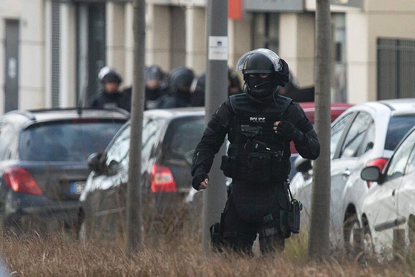 Mit zahlreichen Einsatzkräften war die französische Polizei vor Ort: Die Bilder aus Colombes.