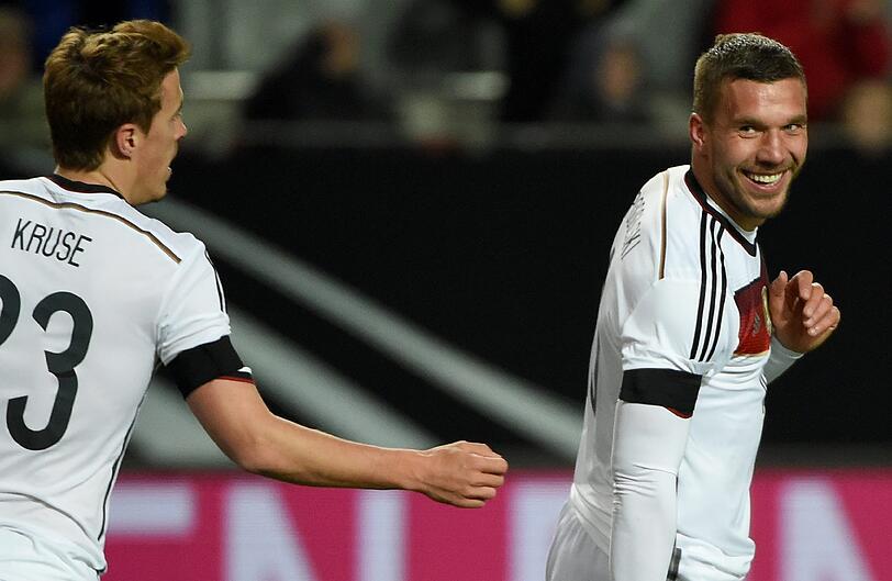 Lukas Podolski (r) jubelt über seinen Treffer zum 2:2 mit seinem Teamkollegen Max Kruse.