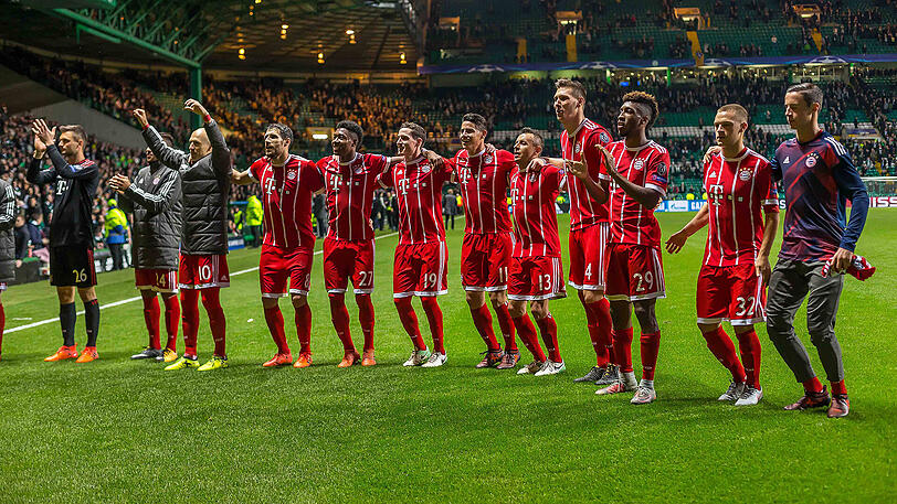 Bejubeln im Celtic Park den Einzug ins Achtelfinale der Champions League: Die Profis des FC Bayern, die sich mit 2:1 durchsetzen konnten.