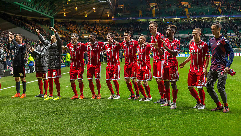 Bejubeln im Celtic Park den Einzug ins Achtelfinale der Champions League: Die Profis des FC Bayern, die sich mit 2:1 durchsetzen konnten. Bejubeln im Celtic Park den Einzug ins Achtelfinale der Champions League: Die Profis des FC Bayern, die sich mit 2:1 durchsetzen konnten.
