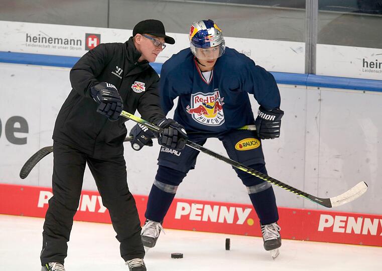 Eis-Trainingsauftakt beim EHC: Das Training leitet Co-Trainer Steve Walker, NHL-Star Dominik Kahun (r.) ist auch dabei.