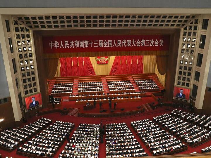 Die Plenarsitzung des chinesischen Volkskongresses findet in der Großen Halle des Volkes statt.