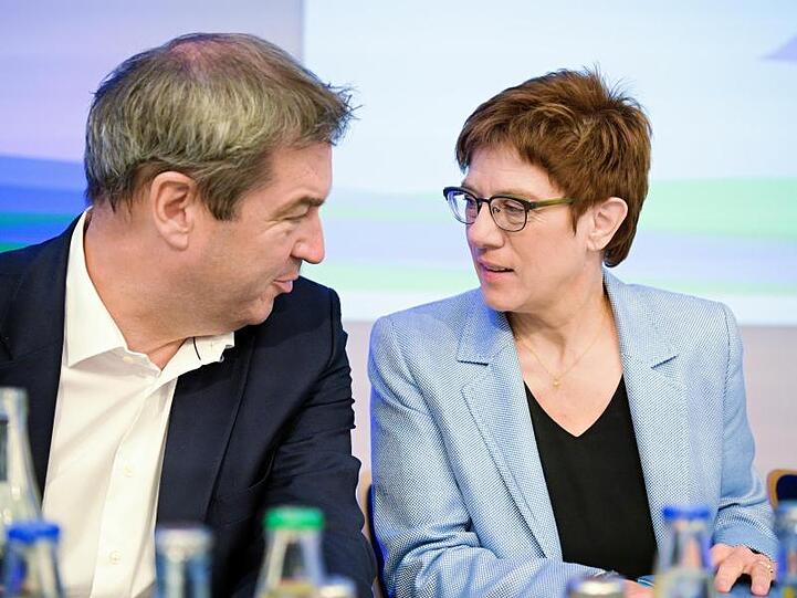 Annegret Kramp-Karrenbauer (CDU) im Gespräch mit Markus Söder (CSU).