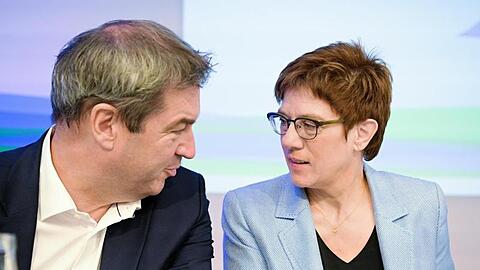 Annegret Kramp-Karrenbauer (CDU) im Gespräch mit Markus Söder (CSU).