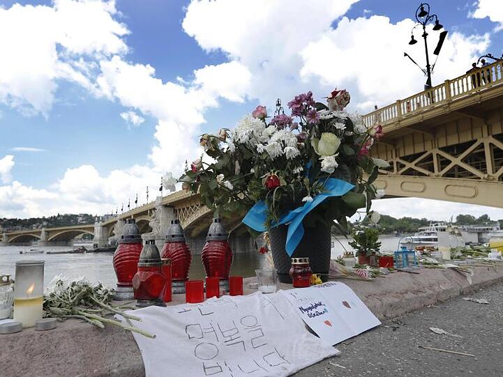 Nach der Schiffskatastrophe liegen Blumen am Ufer der Donau.