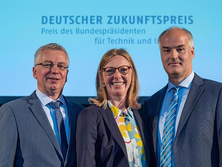 Das Team "CO2 - ein Rohstoff für nachhaltige Kunststoffe": Walter Leitner (l-r), Berit Stange und Christopher Gürtler. Foto: Peter Kneffel