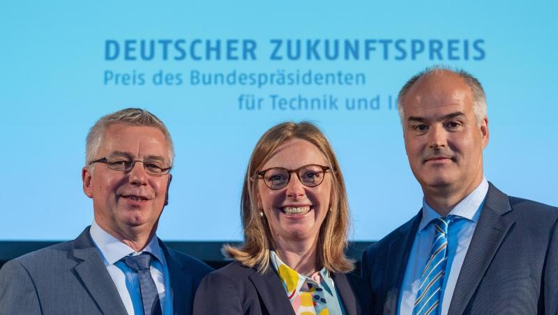 Das Team "CO2 - ein Rohstoff für nachhaltige Kunststoffe": Walter Leitner (l-r), Berit Stange und Christopher Gürtler. Foto: Peter Kneffel Das Team "CO2 - ein Rohstoff für nachhaltige Kunststoffe": Walter Leitner (l-r), Berit Stange und Christopher Gürtler. Foto: Peter Kneffel