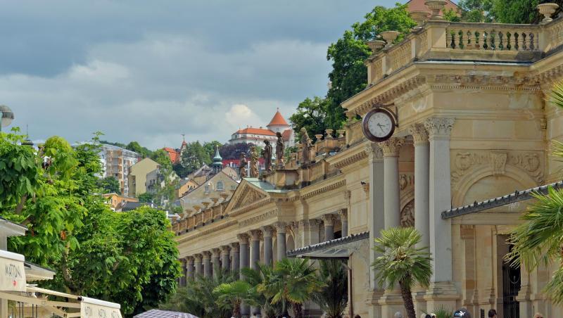 Besucher flanieren durch die Innenstadt des westböhmischen Kurorts Karlsbad. Foto: Hendrik Schmidt/Archivbild Besucher flanieren durch die Innenstadt des westböhmischen Kurorts Karlsbad. Foto: Hendrik Schmidt/Archivbild