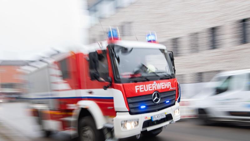 Ein Fahrzeug der Feuerwehr fährt durch die Innenstadt.