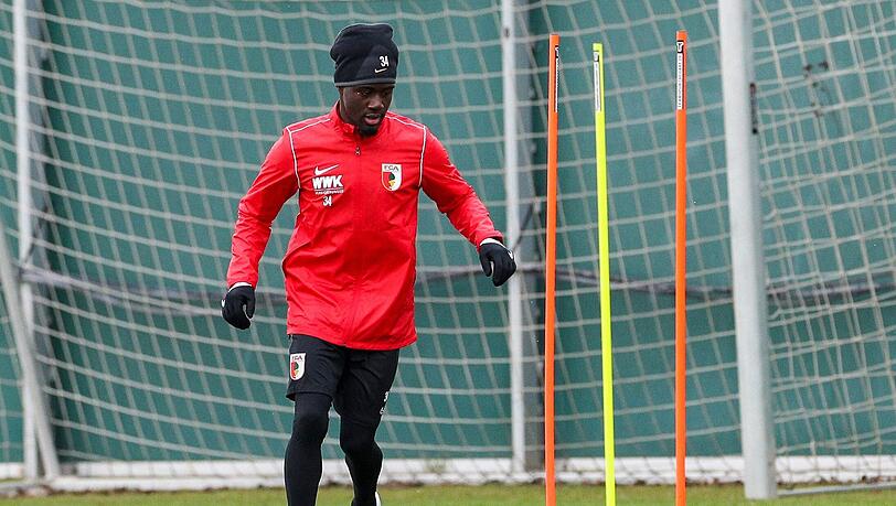 Nathanael Mbuku trainiert am Ball.