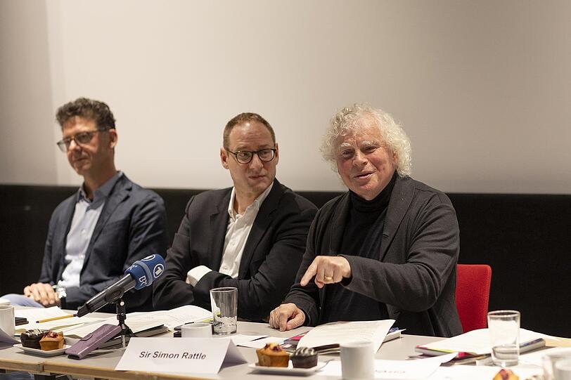 Simon Rattle mit Nikolaus Pont und Benjamin Schwartz (links) bei der Vorstellung der neuen Saison im Gasteig HP8.