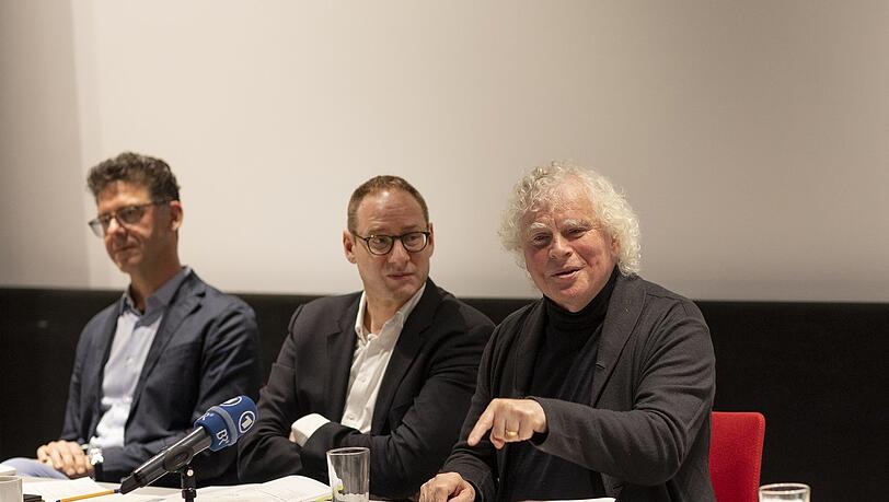 Simon Rattle mit Nikolaus Pont und Benjamin Schwartz (links) bei der Vorstellung der neuen Saison im Gasteig HP8.