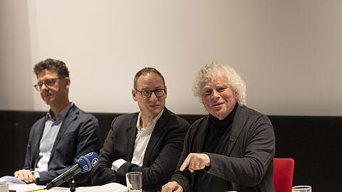 Simon Rattle mit Nikolaus Pont und Benjamin Schwartz (links) bei der Vorstellung der neuen Saison im Gasteig HP8.