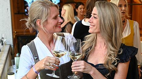 Sina Scherer (links) und Silke V&ouml;lling veranstalten das lesbische WIesn-Event.