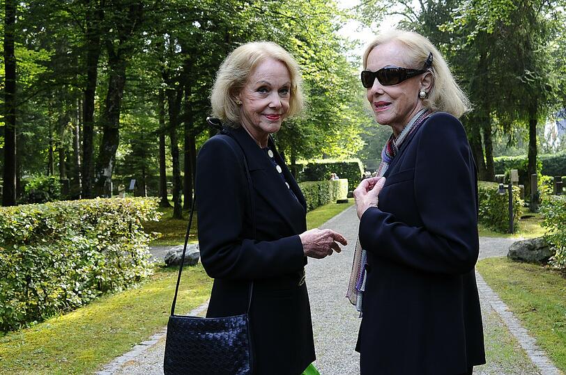 Die Zwillinge Alice und Ellen Kessler auf dem Waldfriedhof.