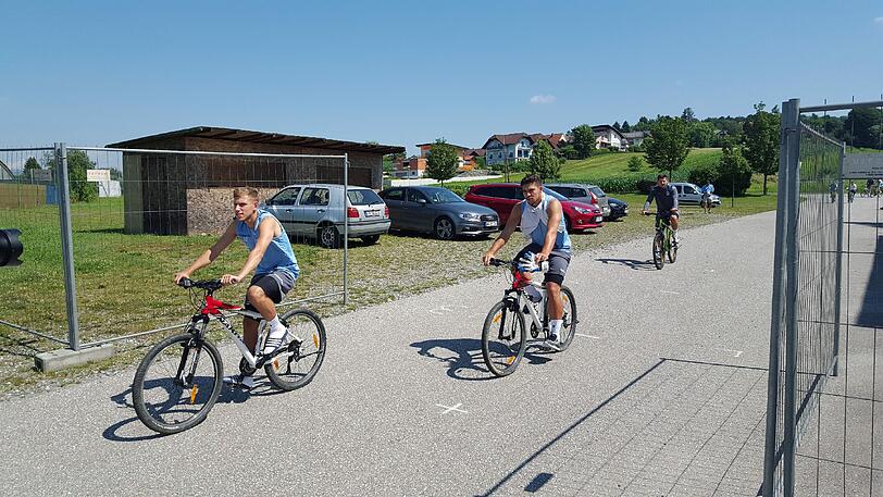 Die Löwen schwitzen in Bad Waltersdorf: die ersten Fotos von 1860-Trainer Kosta Runjaic und seinem Team im Trainingslager - auch Präsident Peter Cassalette ist mit seinem Vize Heinz Schmidt in der Steiermark eingetroffen.