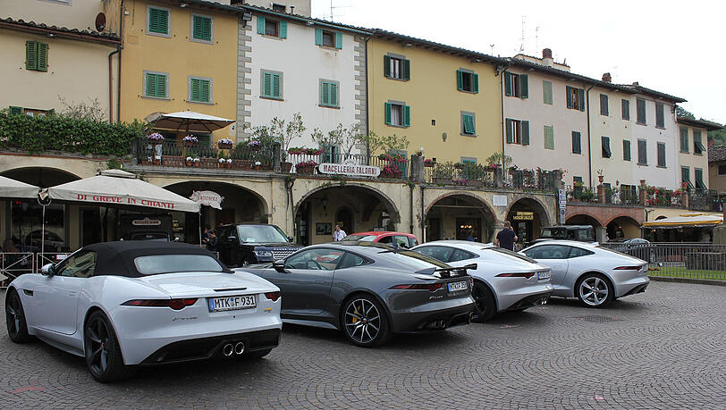 Im italienischen Städtchen Greve in der Toskana legen die F-Type einen Zwischenstopp ein. Im italienischen Städtchen Greve in der Toskana legen die F-Type einen Zwischenstopp ein.