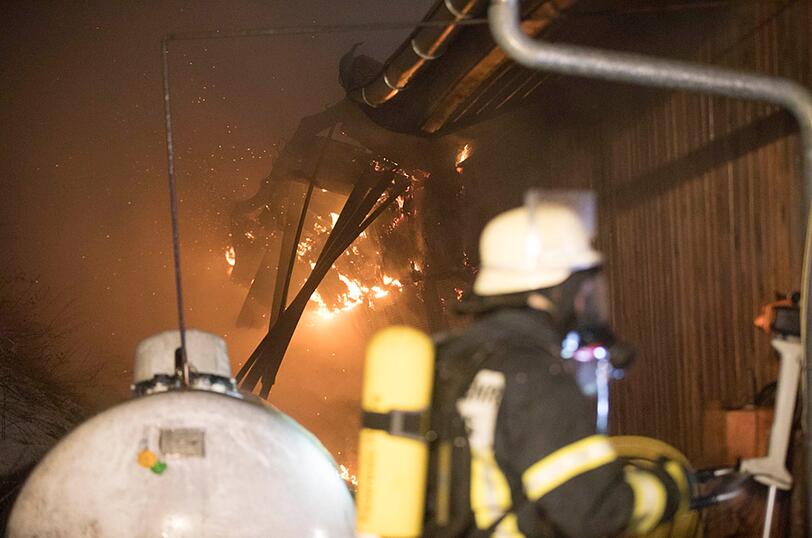 Ein Putenmastbetrieb in Petting wurde in der Nacht auf Mittwoch bei einem Feuer völlig zerstört. Die Bilder vom Einsatz.