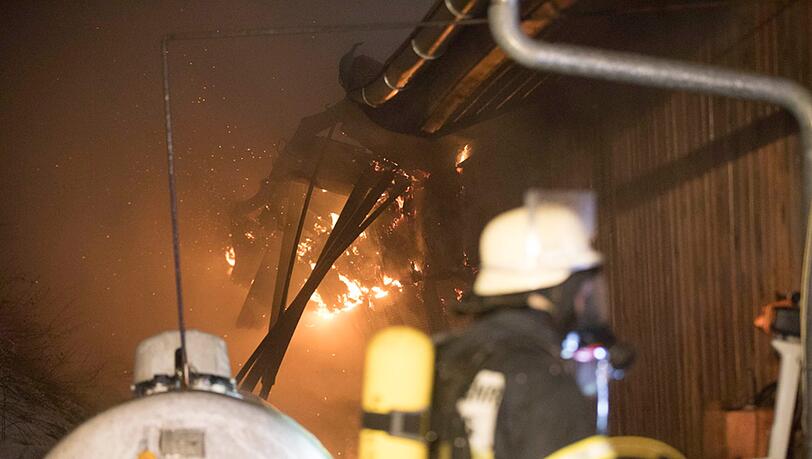 Ein Putenmastbetrieb in Petting wurde in der Nacht auf Mittwoch bei einem Feuer völlig zerstört. Die Bilder vom Einsatz. Ein Putenmastbetrieb in Petting wurde in der Nacht auf Mittwoch bei einem Feuer völlig zerstört. Die Bilder vom Einsatz.