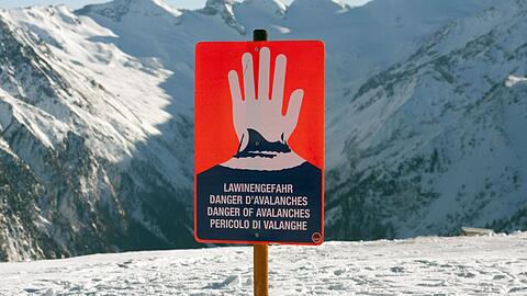 Die  Skitourengänger sind nach einem Lawinenabgang tot geborgen worden. (Symbolbild)