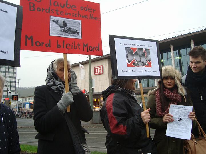 "Die Deutsche Bahn hat mehr als einen Schuss": So protestieren Tierschützer in Würzburg gegen das Taubentöten in Pasing.