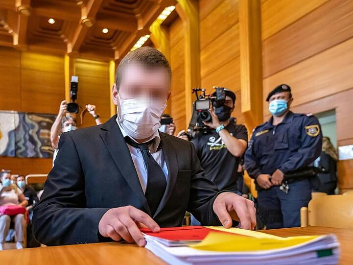 Der Angeklagte im Fünfachmord-Prozess ist zu lebenslanger Haft verurteilt worden.