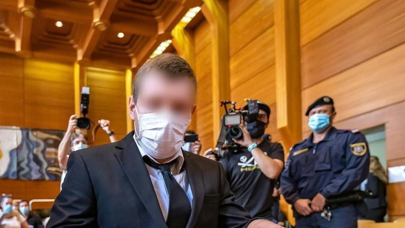 Der Angeklagte im Fünfachmord-Prozess ist zu lebenslanger Haft verurteilt worden. Der Angeklagte im Fünfachmord-Prozess ist zu lebenslanger Haft verurteilt worden.
