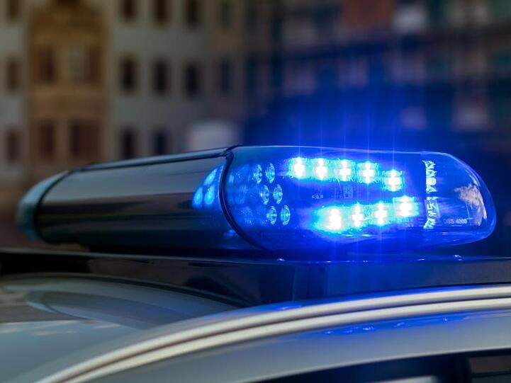 Ein Blaulicht leuchtet an einem Streifenwagen. Foto: Monika Skolimowska/zb/dpa/Symbolbild