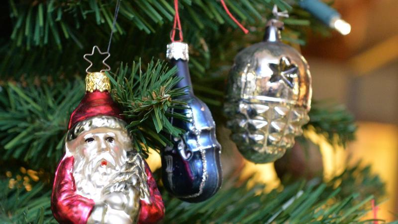Eine Weihnachtstanne aus Thüringen schmückt in diesem Jahr zur Weihnachtszeit den Pariser Platz vor dem Brandenburger Tor in Berlin. Eine Weihnachtstanne aus Thüringen schmückt in diesem Jahr zur Weihnachtszeit den Pariser Platz vor dem Brandenburger Tor in Berlin.