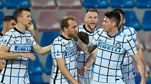 Inter Mailand ist durch den Sieg in Crotone und dem Patzer von Atalanta Bergamo neuer italienischer Meister.