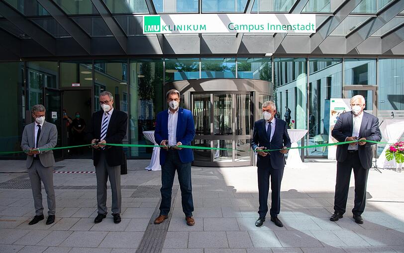 Bernd Sibler (CSU, von links), Wissenschaftsminister von Bayern, Markus Lerch, Vorstandsvorsitzender LMU Klinikum München, Markus Söder (CSU), Ministerpräsident von Bayern, Bernd Huber, Präsident der Ludwig-Maximilians-Universität, und Karl-Walter Jauch, ehemaliger ärztlicher Direktor, eröffnen das neue, hochmoderne Klinikum.