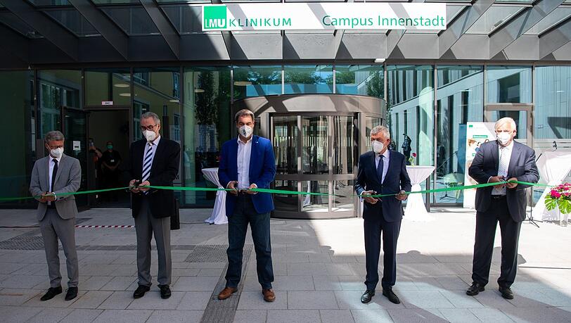 Bernd Sibler (CSU, von links), Wissenschaftsminister von Bayern, Markus Lerch, Vorstandsvorsitzender LMU Klinikum München, Markus Söder (CSU), Ministerpräsident von Bayern, Bernd Huber, Präsident der Ludwig-Maximilians-Universität, und Karl-Walter Jauch, ehemaliger ärztlicher Direktor, eröffnen das neue, hochmoderne Klinikum. Bernd Sibler (CSU, von links), Wissenschaftsminister von Bayern, Markus Lerch, Vorstandsvorsitzender LMU Klinikum München, Markus Söder (CSU), Ministerpräsident von Bayern, Bernd Huber, Präsident der Ludwig-Maximilians-Universität, und Karl-Walter Jauch, ehemaliger ärztlicher Direktor, eröffnen das neue, hochmoderne Klinikum.