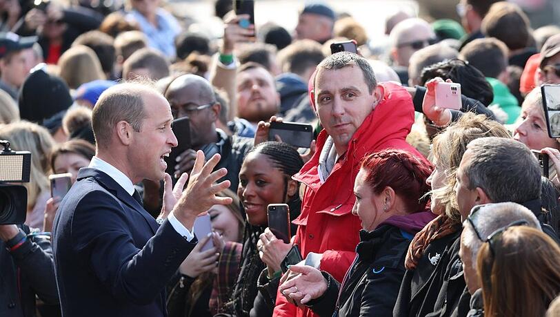 Prinz William spricht mit der wartenden Menge.