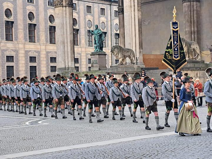 Eine Blaskapelle spielt zu Ehren des adeligen Brautpaares.