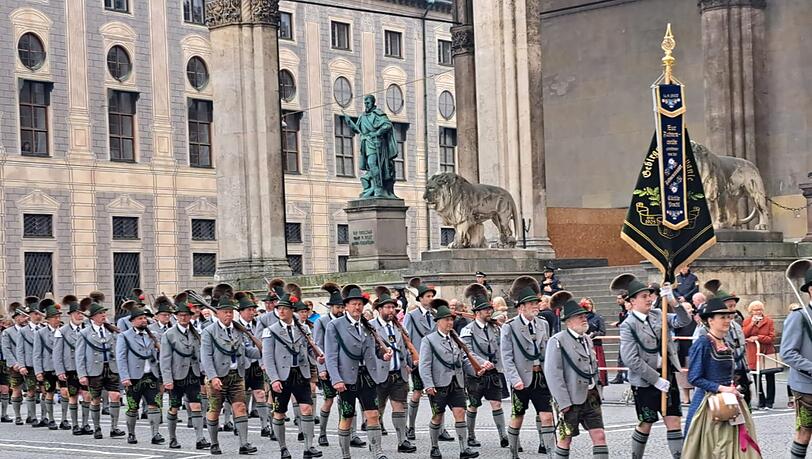 Eine Blaskapelle spielt zu Ehren des adeligen Brautpaares. Eine Blaskapelle spielt zu Ehren des adeligen Brautpaares.