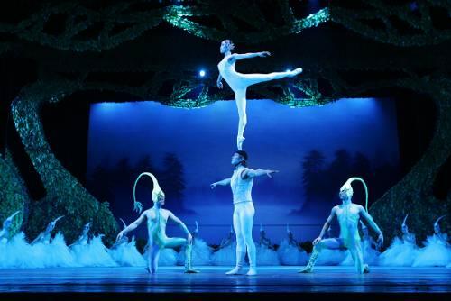 Der artistische Höhepunkt von &bdquo;Swan Lake&ldquo;: Wu Zhengdan tanzt Spitze auf dem Kopf ihres Mannes Wei Baohua.