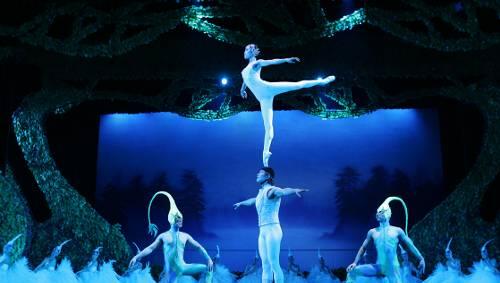 Der artistische Höhepunkt von „Swan Lake“: Wu Zhengdan tanzt Spitze auf dem Kopf ihres Mannes Wei Baohua. Der artistische Höhepunkt von „Swan Lake“: Wu Zhengdan tanzt Spitze auf dem Kopf ihres Mannes Wei Baohua.