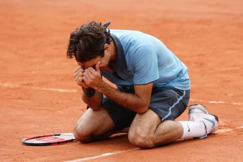 Erster Sieg bei den French Open: Roger Federer fällt nach dem Matchball weinend auf die Knie.