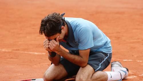 Erster Sieg bei den French Open: Roger Federer fällt nach dem Matchball weinend auf die Knie.